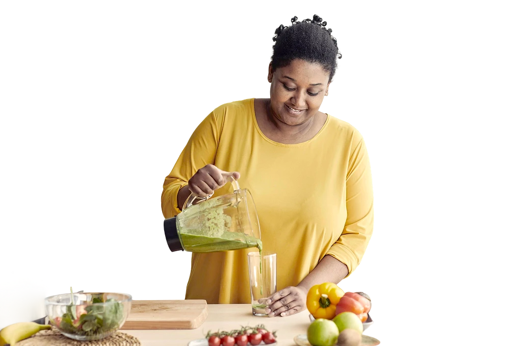 Pessoa Bebendo e olhando no celular