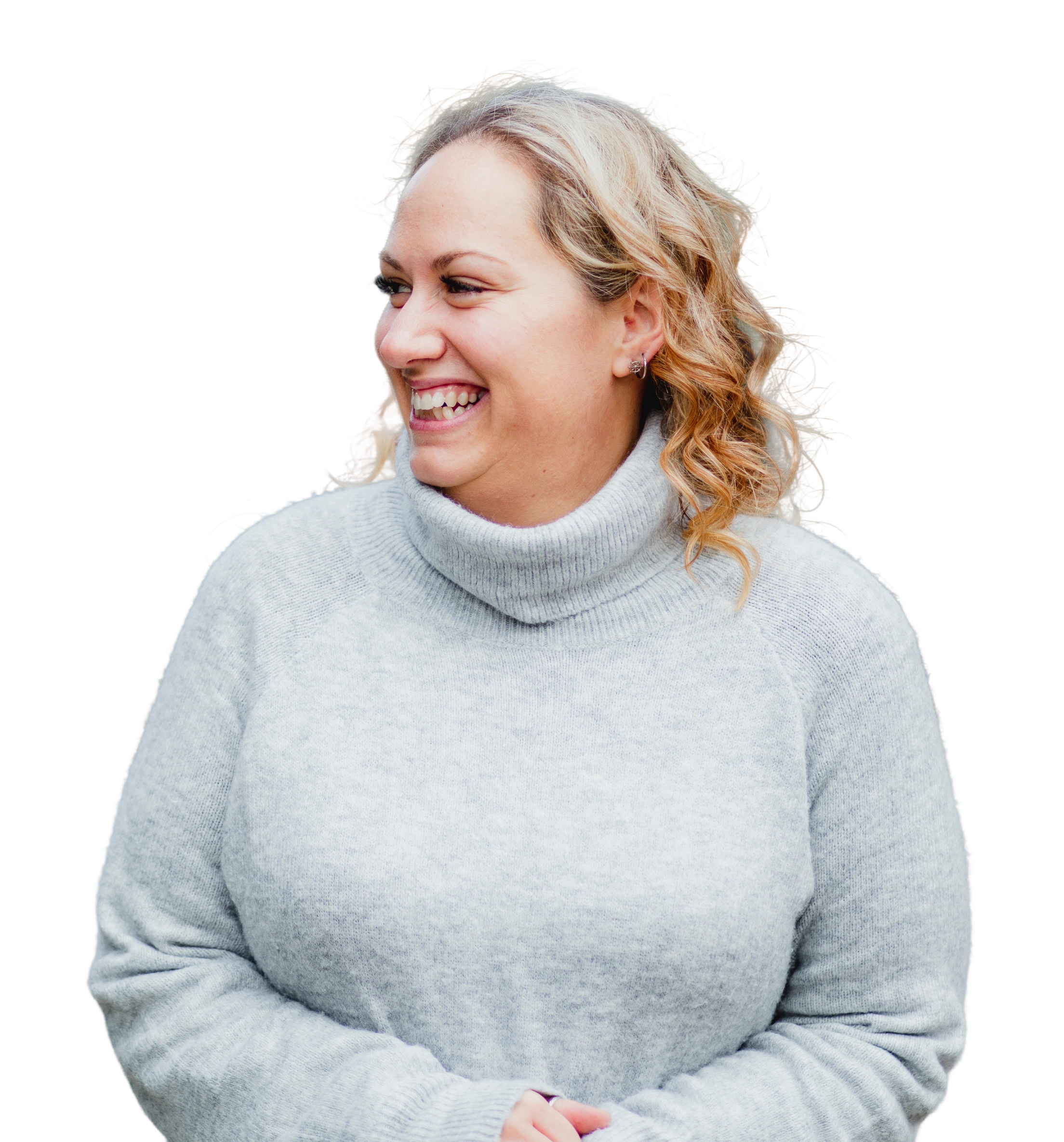 Pessoa no telefone sorrindo